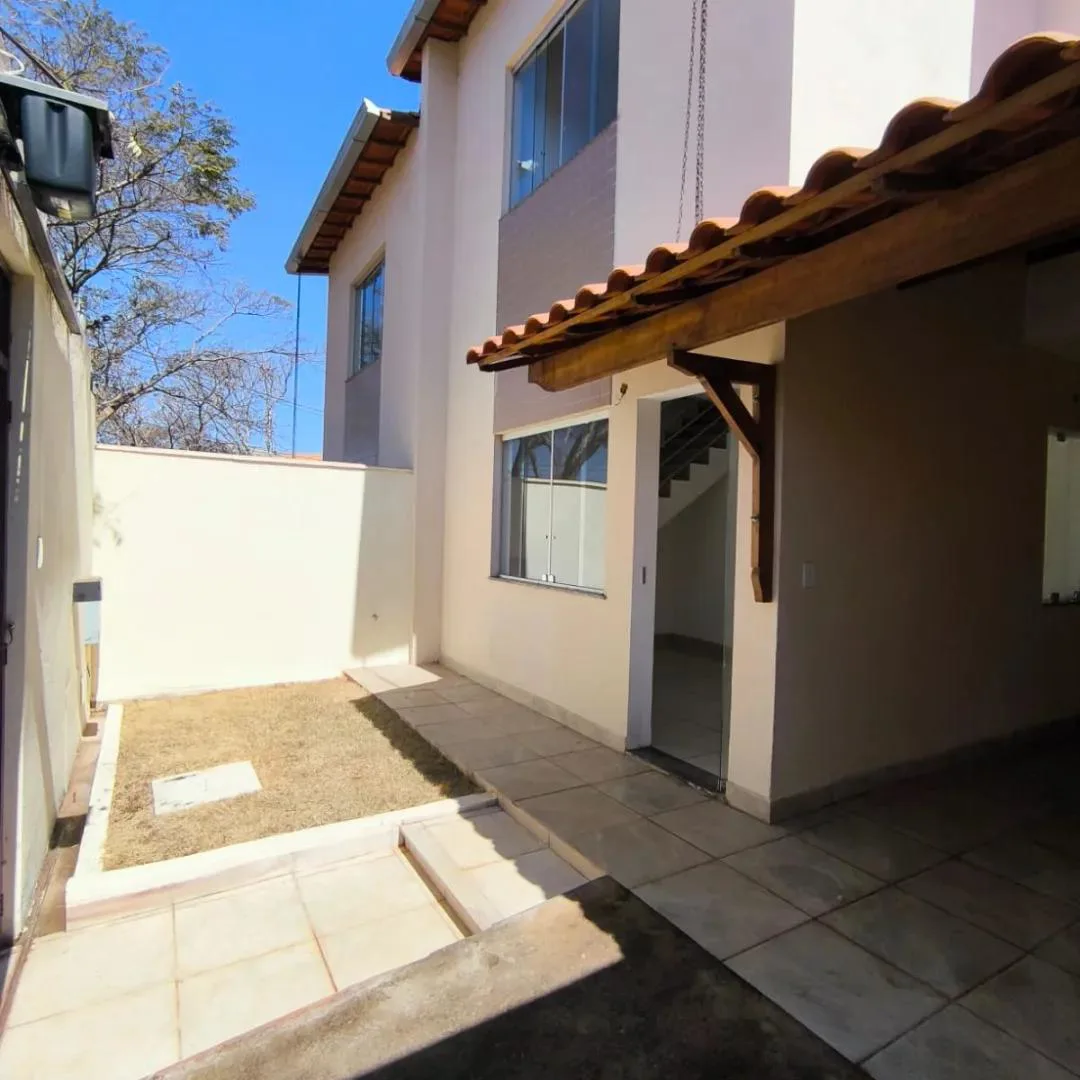 Casa Geminada para Venda, Sabará / MG, bairro Villa Real, 2 dormitórios, sendo 1 suíte, 3 banheiros, 1 vaga de garagem, ár