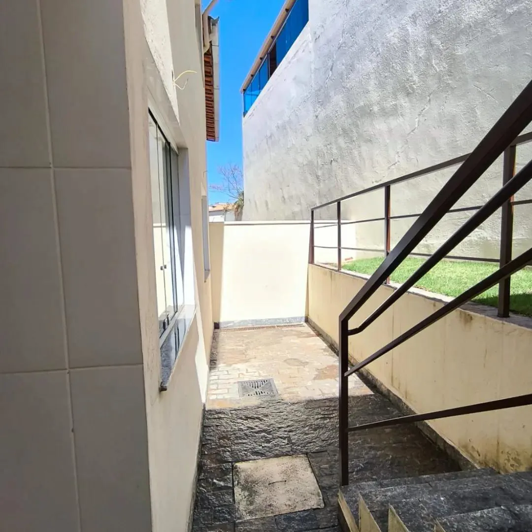 Casa Geminada para Venda, Sabará / MG, bairro Villa Real, 2 dormitórios, sendo 1 suíte, 3 banheiros, 1 vaga de garagem, ár