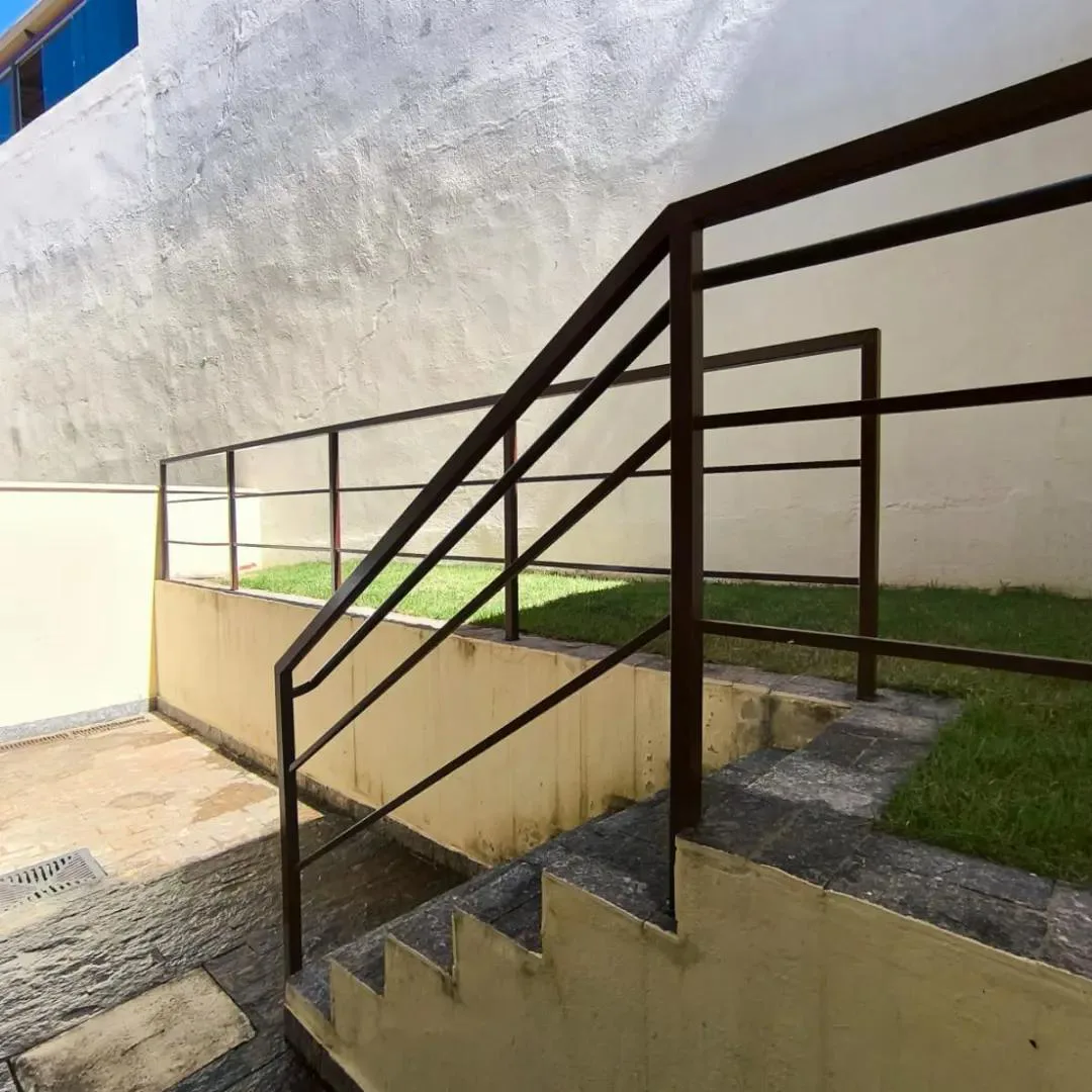 Casa Geminada para Venda, Sabará / MG, bairro Villa Real, 2 dormitórios, sendo 1 suíte, 3 banheiros, 1 vaga de garagem, ár