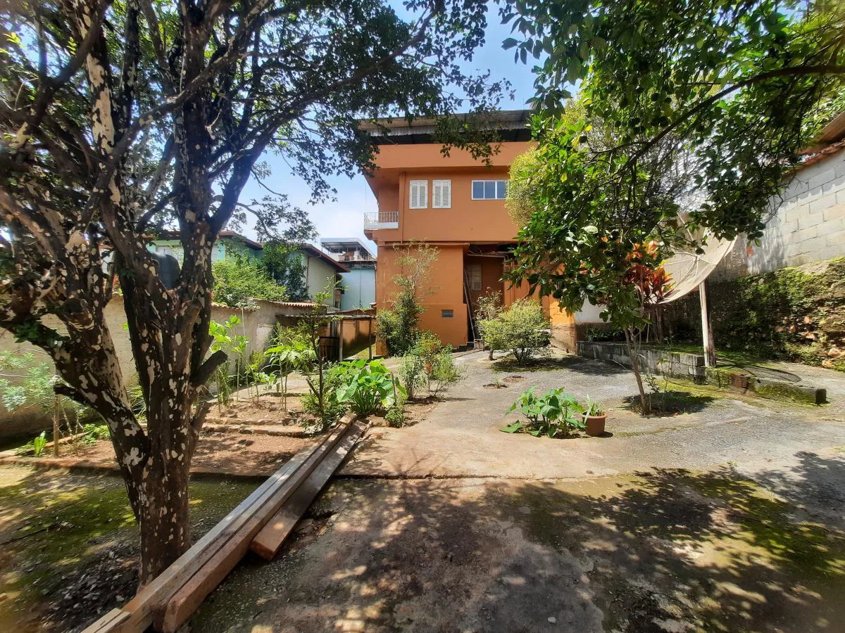 Casa para Venda, Sabará / MG, bairro Campo Santo Antônio, 7 dormitórios, sendo 2 suítes, 5 banheiros, 2 vagas de garagem,