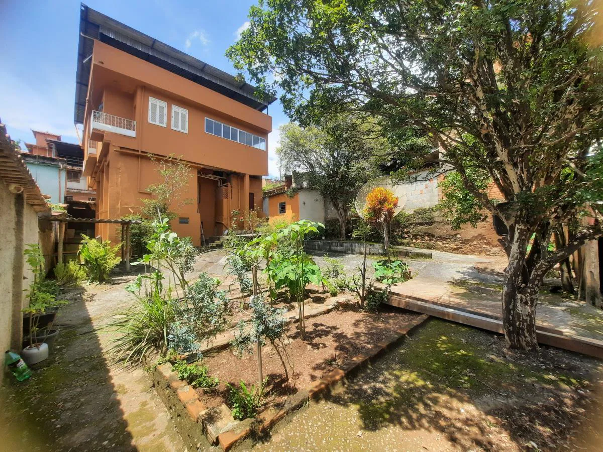 Casa para Venda, Sabará / MG, bairro Campo Santo Antônio, 7 dormitórios, sendo 2 suítes, 5 banheiros, 2 vagas de garagem,